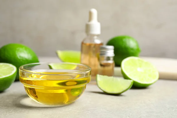 Aceite Esencial Lima Cítricos Cortados Mesa Ligera — Foto de Stock