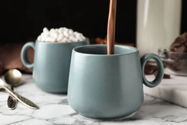 Giet Warme Cacao Drank Beker Witte Marmeren Tafel — Stockfoto