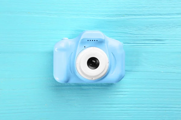 Caméra jouet sur fond bois bleu clair, vue de dessus — Photo