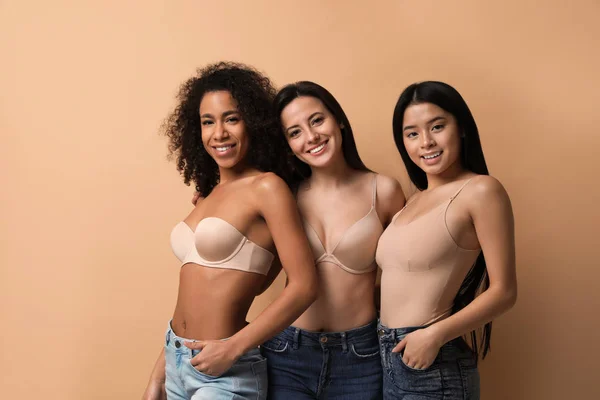 Skupina Žen Různými Typy Těla Džínách Spodním Prádle Béžovém Pozadí — Stock fotografie