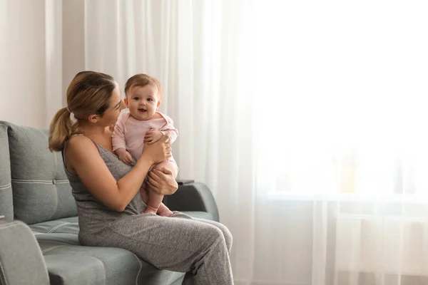 Fiatal nő az aranyos kisbabájával otthon. A szöveg helye — Stock Fotó