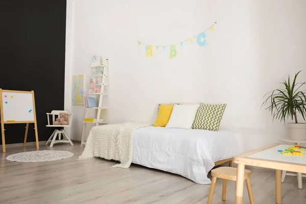 Moderne Kinderzimmereinrichtung mit bequemem Bett — Stockfoto