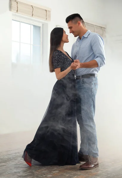 Adorável jovem casal dançando juntos no salão de baile — Fotografia de Stock