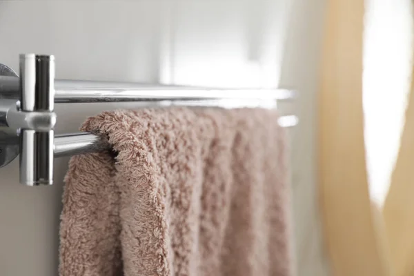 Houder met schone handdoek op lichte wand in de badkamer, closeup — Stockfoto