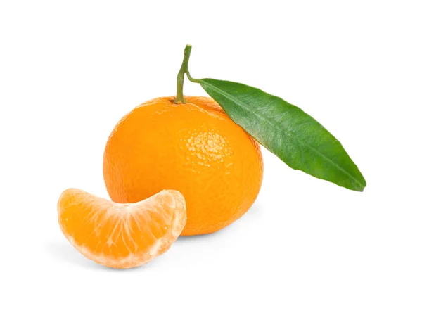 Friss Érett Mandarin Fehér Alapon Izolált Levéllel Citrusfélék — Stock Fotó