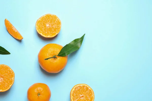 新鮮な熟したみかんとフラットレイアウト組成物は テキストのためのスペース 薄い青の背景に残します 柑橘類 — ストック写真