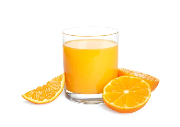 Corte tangerinas frescas e vidro de suco isolado em branco — Fotografia de Stock