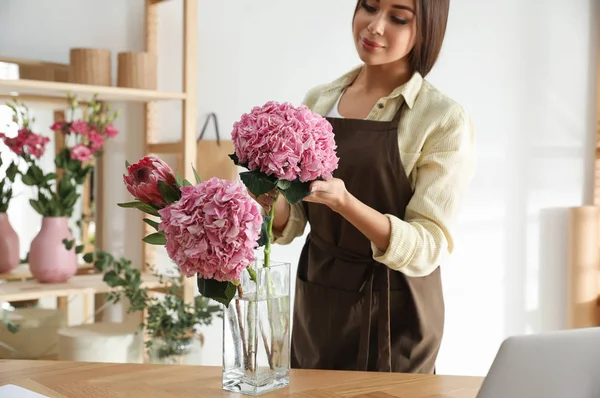 Floristería con hermosas flores en el taller, primer plano — Foto de Stock