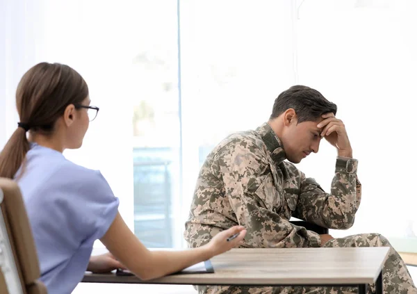 オフィスで男性の軍事将校と働く精神療法士 — ストック写真