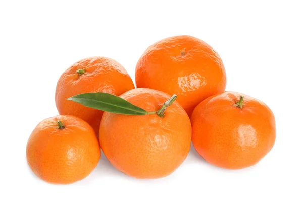Mucchio di mandarini freschi succosi isolati su bianco — Foto Stock