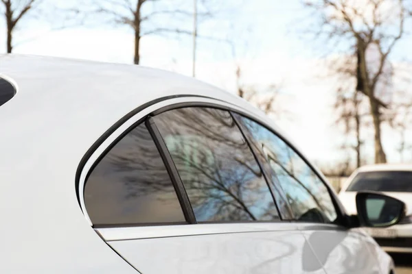 창문에 박지를 칠하고 현대식 자동차 클로즈업 — 스톡 사진