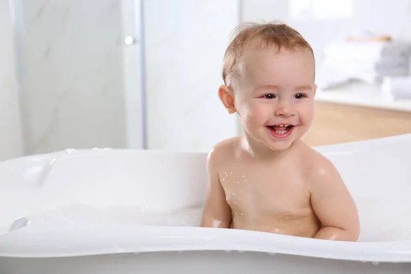 Aranyos kis baba a fürdőkádban otthon — Stock Fotó