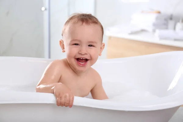 Niedliches Kleines Baby Der Badewanne Hause — Stockfoto