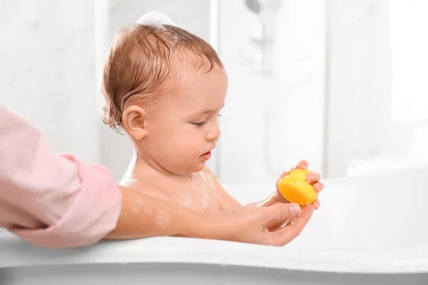 Mutter mit ihrem kleinen Baby im Badezimmer — Stockfoto