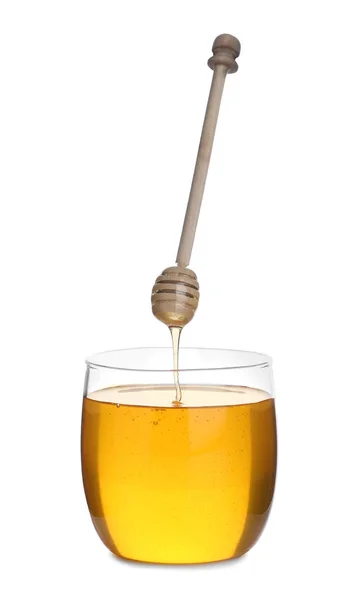 Med kapající z dřevěného drtiče do sklenice izolované na bílém — Stock fotografie