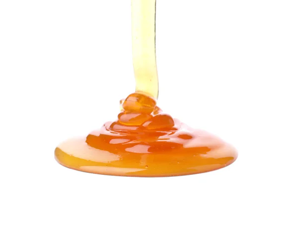 Verser du miel frais sucré isolé sur du blanc — Photo