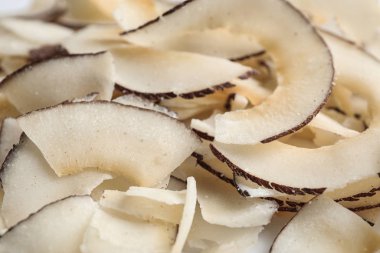 Arka plan olarak lezzetli taze hindistan cevizi cipsleri, yakın plan