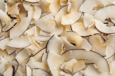 Arka plan olarak lezzetli taze hindistan cevizi cipsleri, yakın plan