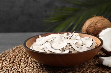 Hasır üzerinde lezzetli hindistan cevizi cipsleri