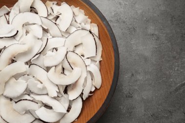 Gri masada lezzetli hindistan cevizi cipsleri, üst manzara.