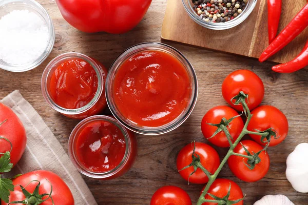 Platte Lay Compositie Met Tomatensaus Houten Tafel — Stockfoto