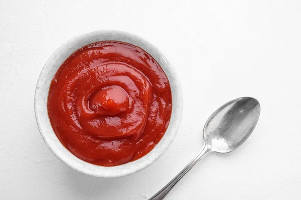 Leckere Tomatensauce Und Löffel Auf Weißem Tisch Flache Lage — Stockfoto