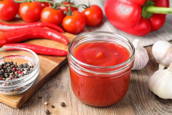 Délicieuse Sauce Tomate Fraîche Sur Table Bois Gros Plan — Photo