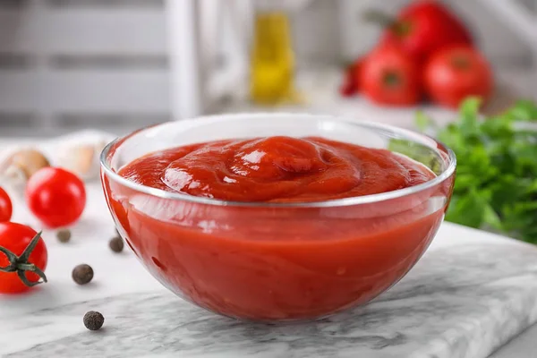 Deliciosa Salsa Tomate Sobre Tabla Ligera Primer Plano — Foto de Stock