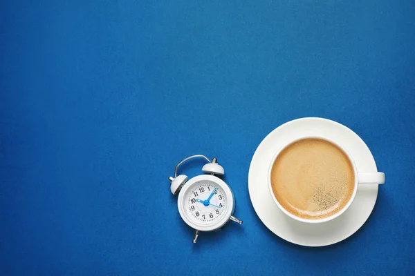 Café Preto Clássico Despertador Fundo Azul Vista Superior Com Espaço — Fotografia de Stock