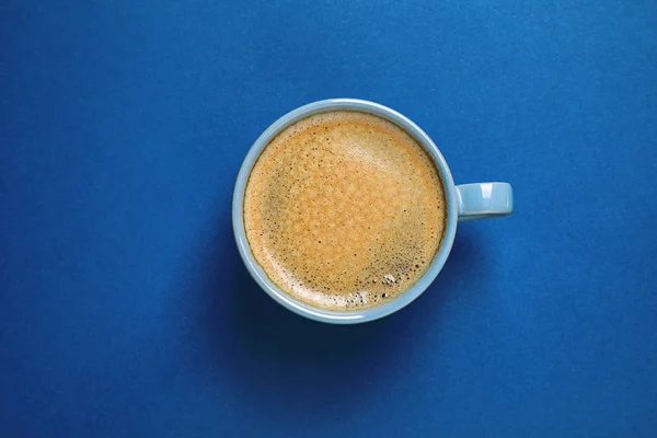 Klassischer Schwarzer Kaffee Auf Blauem Hintergrund Draufsicht Farbe Des Jahres — Stockfoto