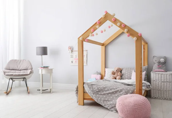 Stijlvol Kinderkamer Interieur Met Comfortabel Bed — Stockfoto