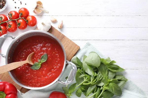 Köstliche Tomatensauce Auf Weißem Holztisch Flach Gelegt Raum Für Text — Stockfoto
