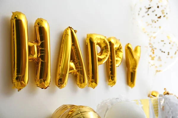 Slovo Happy Zlatých Balónkových Písmen Bílé Zdi — Stock fotografie