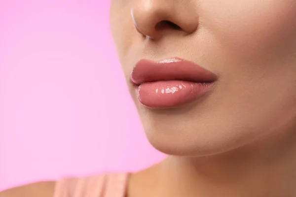 Frau Mit Glänzendem Lippenstift Auf Rosa Hintergrund Nahaufnahme — Stockfoto