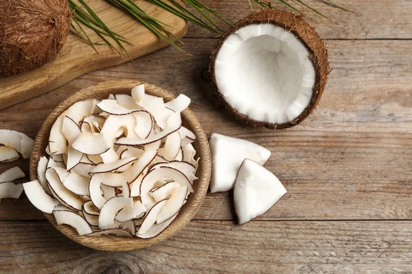 Composición Plana Con Sabrosas Virutas Coco Sobre Mesa Madera — Foto de Stock