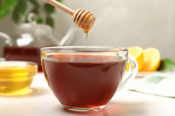 Honig Tropft Tasse Tee Auf Weißem Tisch — Stockfoto