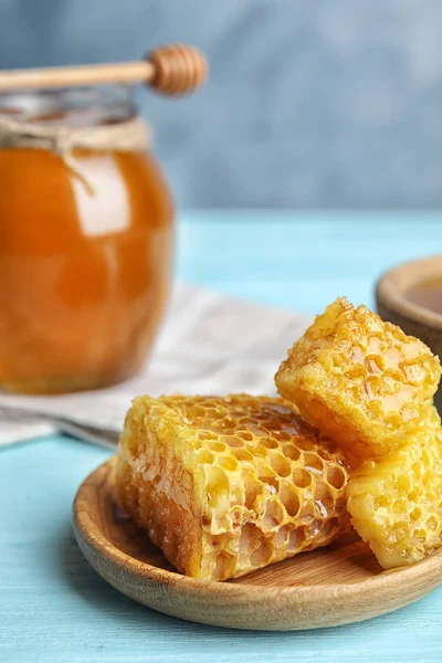 Färska Läckra Honeycombs Ljusblå Träbord Närbild — Stockfoto