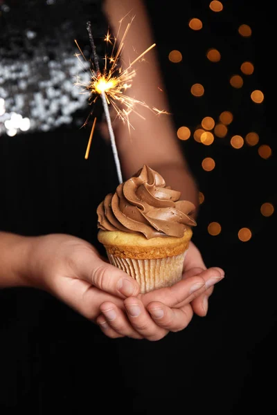 Vrouw Met Verjaardag Cupcake Met Sterretje Wazig Achtergrond Close — Stockfoto