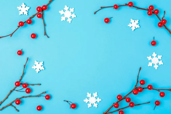 Composição Inverno Com Ramos Decorativos Fundo Azul Claro Leigos Planos — Fotografia de Stock