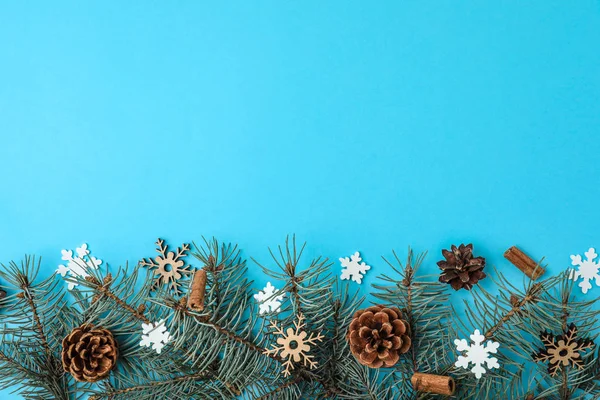 Composição Inverno Com Abeto Fundo Azul Claro Leigos Planos Espaço — Fotografia de Stock