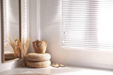 Odada büyük, şık bir ayna, mesaj için yer var. İç tasarım elementi