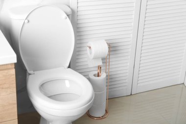 Tuvaletteki klozetin yanında kağıt rulo olan tutucu.