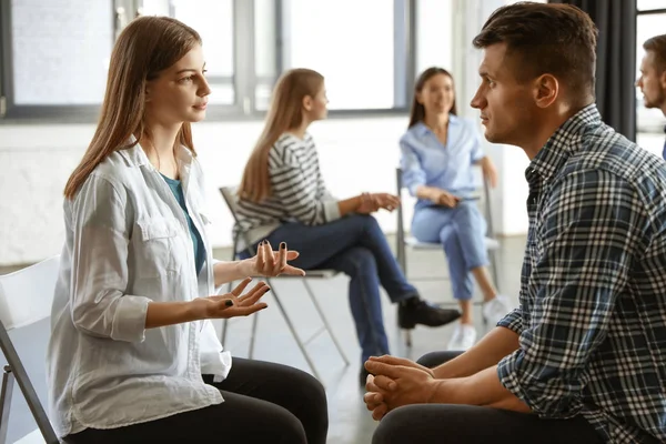 Psicoterapeuta Trabajando Con Paciente Sesión Terapia Grupo Interiores — Foto de Stock