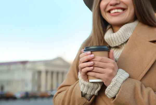 Mladá žena s šálkem kávy na City Street v dopoledních hodinách, closeu — Stock fotografie