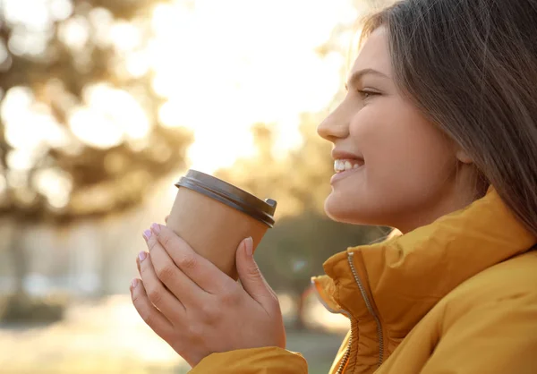 Mujer joven con taza de café en la mañana al aire libre — Foto de Stock