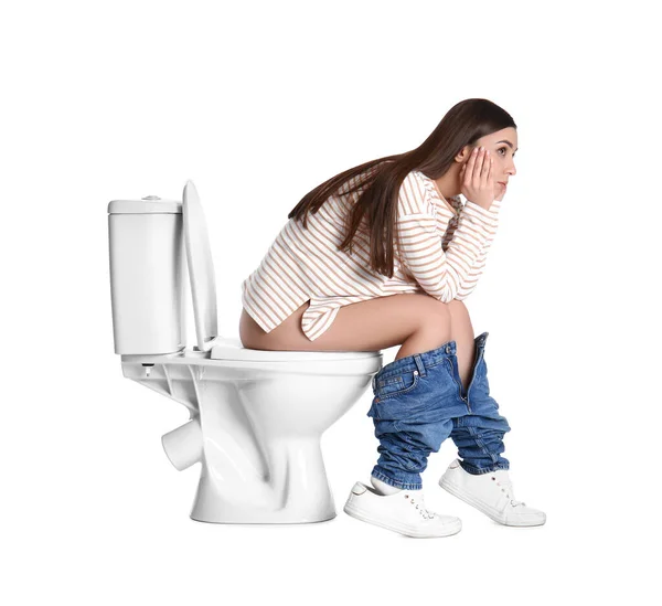 Mulher Perturbada Sentado Vaso Sanitário Fundo Branco — Fotografia de Stock