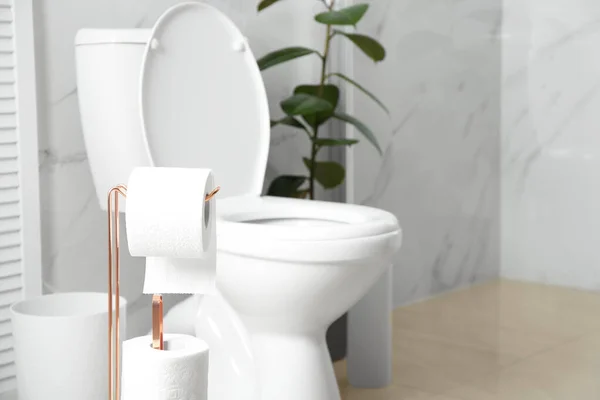 Halter Mit Papierrollen Der Nähe Von Toilettenschüssel Bad — Stockfoto