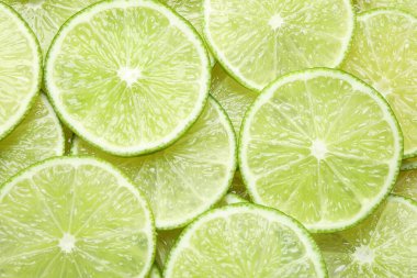 Arka plan olarak pek çok taze limon dilimleri, üst görünüm