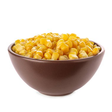 Lezzetli konserve mısır kasesi beyaza izole edilmiş.