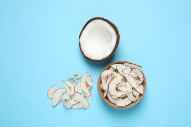 Açık mavi zemin üzerinde lezzetli hindistan cevizi kırıntıları ile düz kompozisyon